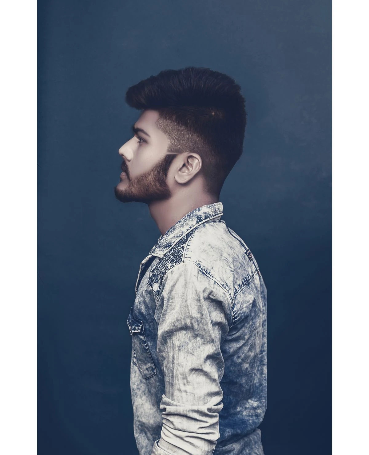 Retrato de perfil com corte de cabelo curto e expressão confiante