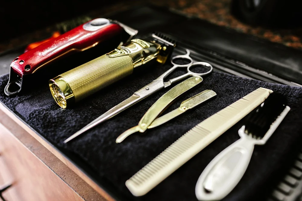 Ferramentas de barbearia organizadas sobre uma superfície