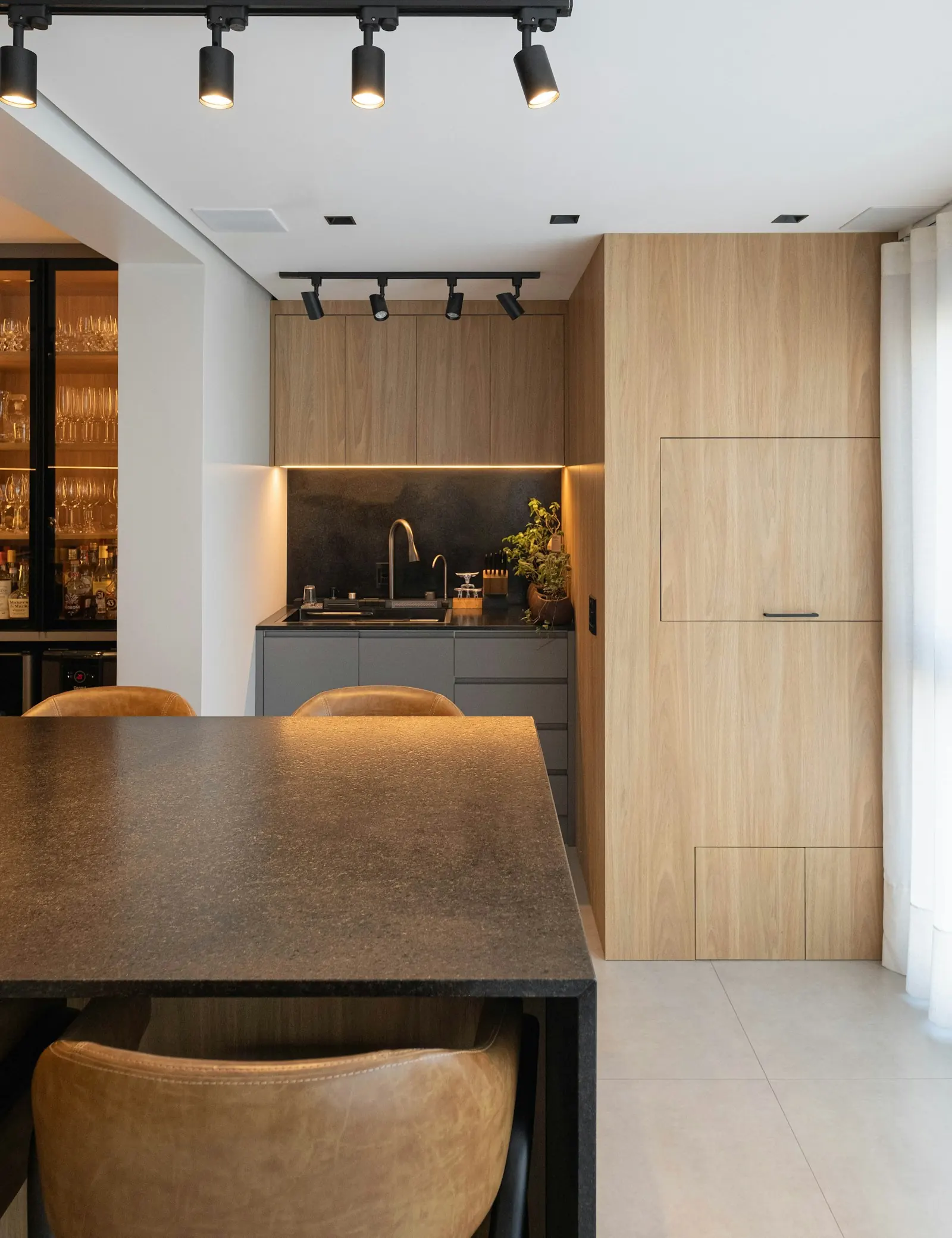 Cozinha contemporânea com superfícies de madeira