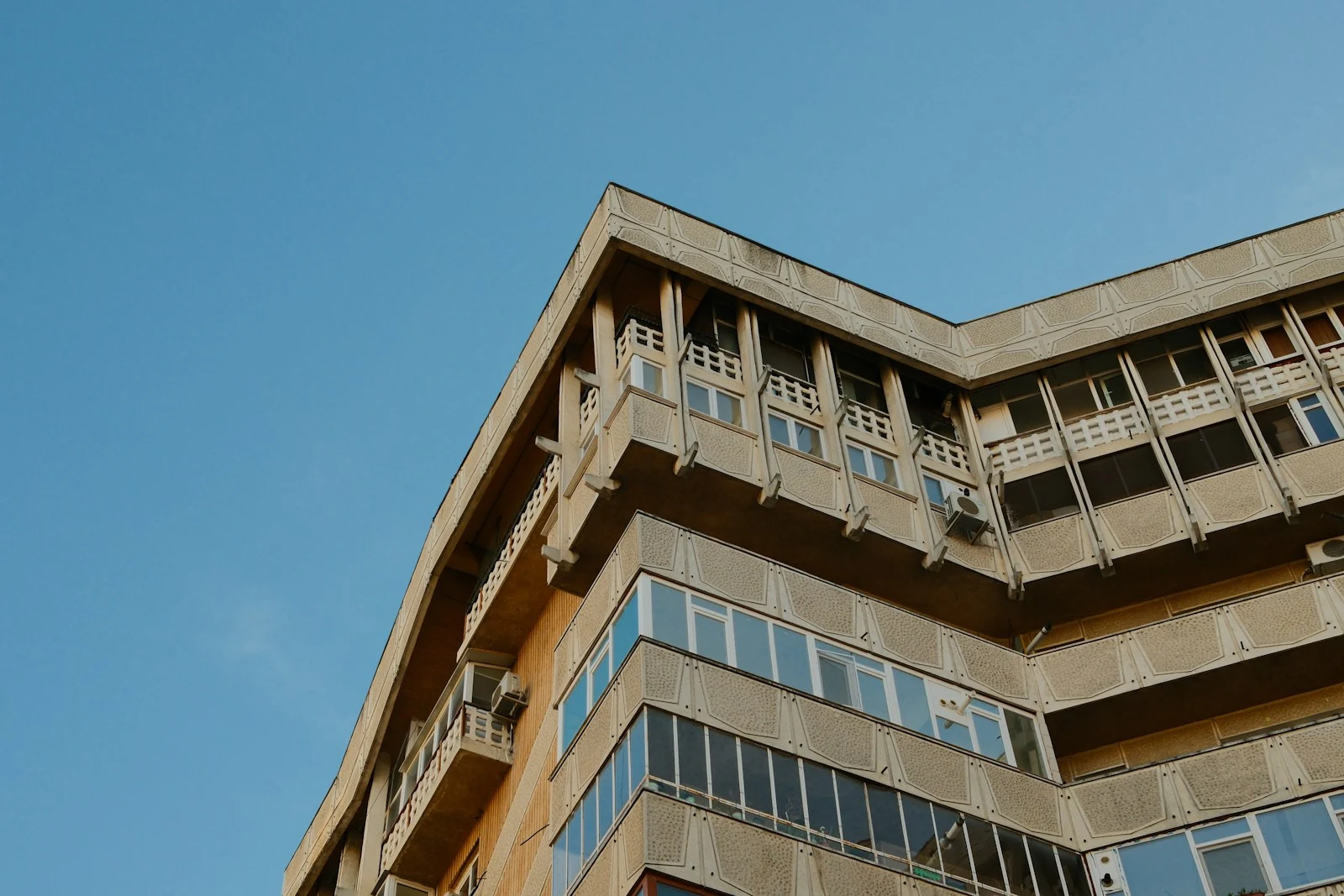Geometria de um edifício de betão vista do exterior