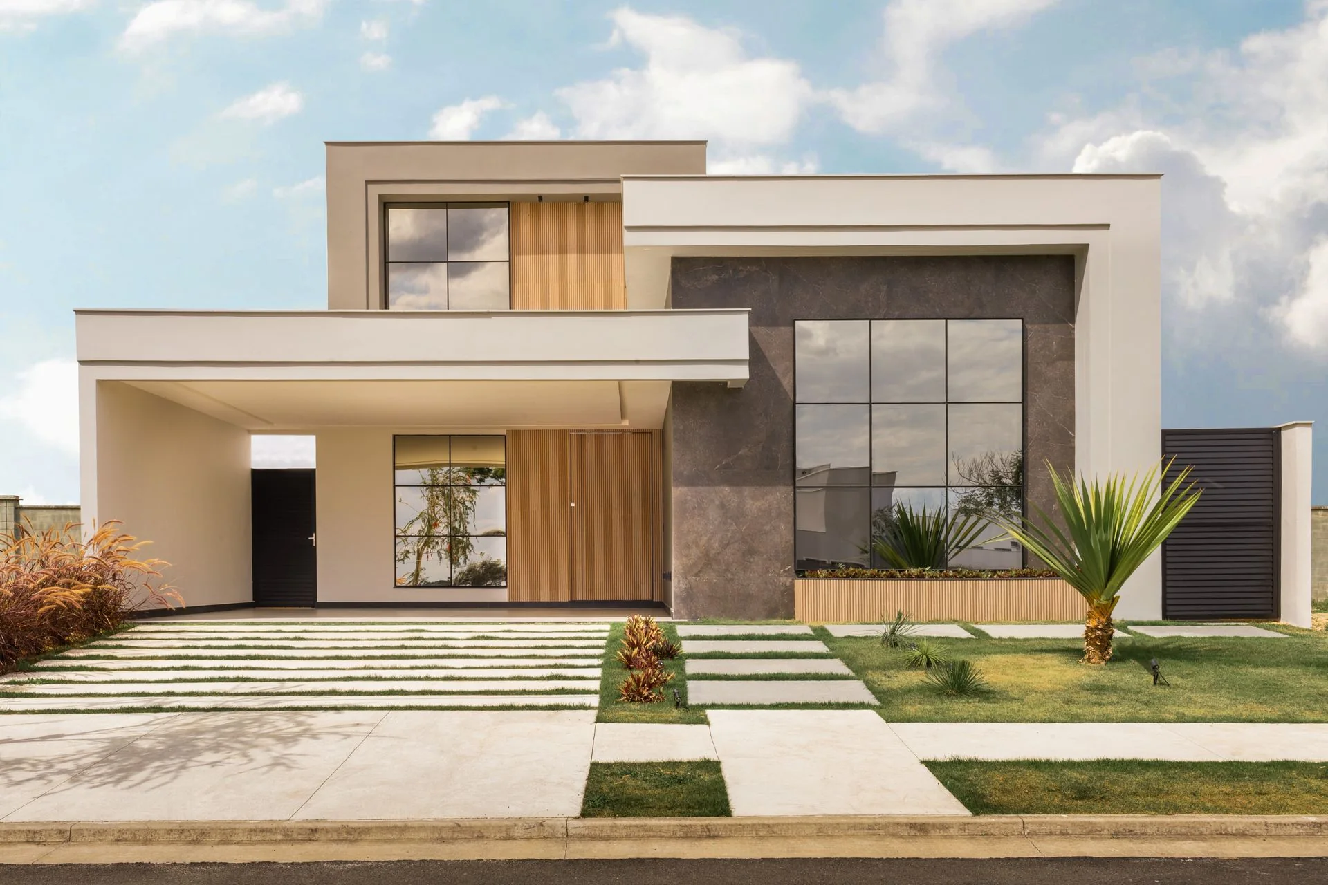 Casa contemporânea com volumes minerais, vidro e jardim