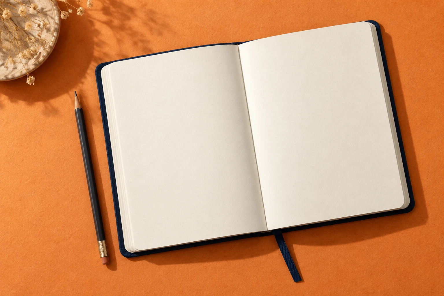 Caderno aberto sem texto numa superfície laranja, imagem gerada com IA
