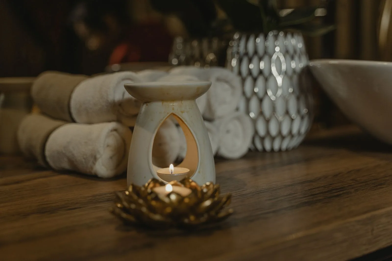 Toalhas, um queimador aromático e luz suave