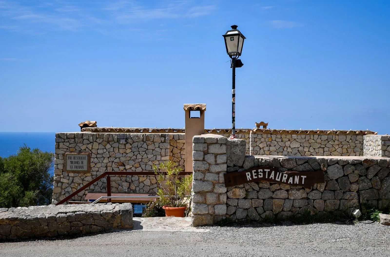 Entrada de pedra de um restaurante junto a uma paisagem aberta