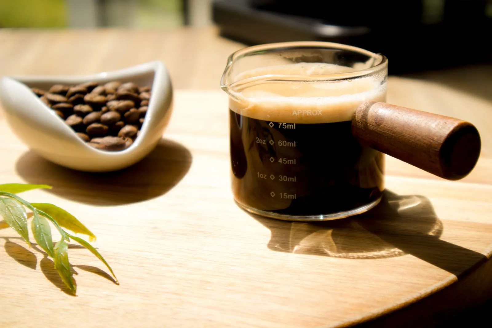 Mesa e café numa fotografia de referência